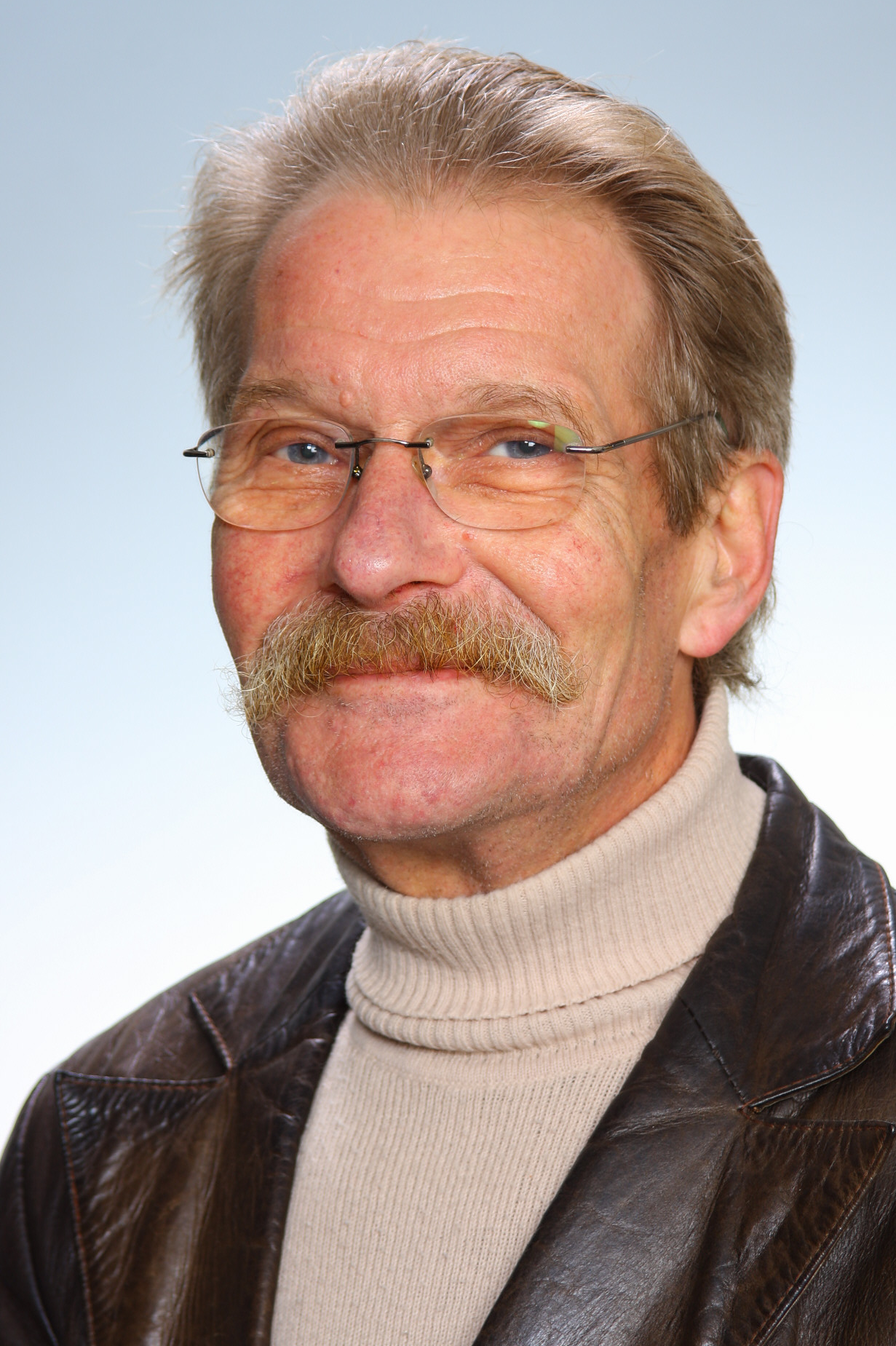 Mein Name ist Harald Puff, gebürtiger Dessauer, und dort bis 1989 als freiberuflicher DJ und Moderator gelebt.Von 1880 bis 1989 hatte ich viele Gigs in Halle u.a. im Tusculum, im Moritzburg Weinkeller, der Interhotelbar u.s.w.. In der letztgenannten Location haben wir uns kennen gelernt. Ich kann mich nicht mehr an den Zeitpunkt erinnern. Unsere gemeinsame Zeit muß so von 1983 bis 1987 gewesen sein. Susi hat einen festen Partner gesucht der ich ihr aber nicht sein konnte durch mein unstetes Zigeunerleben. Sie hat letztlich resigniert und sich in einen anderen Mann, einen Grenzer, verliebt; ihn letztlich geheiratet und mit ihm an die Küste gezogen. Die Ereignisse der Jahre 1998 und 90 hat viele  DDR Bürger aus der Bahn geworfen, zumindest aber kräftig durchgerüttelt. Ich bin meiner Arbeit hinterher gezogen, hatte alleinstehend partielle Probleme mit Arbeitslosigkeit und hab keine Kraft und Nerven gehabt mich um Partnerschaften, Freundschaften u.s.w. zu kümmern. So haben wir uns aus den Augen verloren. 2000 bin ich zurück gekehrt nach Dessau und wohne jetzt im eigenen Haus auf dem Lande.Susi (Susanne), geb Bornschein, ist gebürtige Hallenserin. Ob sie noch verheiratet ist, noch an der Küste lebt, überhaupt noch lebt, wie es ihr geht, würde ich sehr gerne in Erfahrung bringen.Vielleicht können ehemalige Bekannte aus dem Stadtteil des Glauchaer 