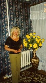 der ein ereignisvolles, interessantes Leben hatte, der aber aus<BR>irgendwelchen Gruenden allein geblieben ist. Das Alleinsein steht<BR>keinem zu Gesicht. Das Leben ist zu kurz, um allein zu sein. Ich<BR>fuehle jetzt auch das, obwohl ich eine nette, kommunikable Frau<BR>bin. Ich moechte einen Mann finden, fuer den ich die Einzige<BR>werden kann, der ein gutter Freund fuer meine 14-jahrige Tochter<BR>wird, mit dem ich alle meine tiefsten Gedanken und Traeume teilen<BR>kann. Zusammen mit Dir werden wir lernen, gluecklich zu sein.<BR>Ich suche den Mann, nicht junger als 50. Und ich meine kleiner,<BR>angenehme Bauch steht dem Mann in diesem Alter. Bitte schreibe<BR>mir Du - treuer, romantischer, zaertlicher, intelligenter,<BR>verlaesslicher Mann mit Humorgefuehl! Wollen wir einander helfen<BR>das Alleinsein loswerden und Minuten, Stunden, Tage der<BR>Lebensfreuden geniessen, wir haben ja nur ein Leben<BR><BR><BR>