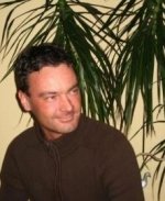 Ich suche das Kribbeln im Bauch.<br>Ich suche Dich zum Spazierengehen.<br>Ich suche die Sonne.<br>Ich suche einen wunderschönen Abend.<br>Ich suche Dich zum Lachen.<br>Ich suche Dich zum Streiten.<br>Ich suche Dich zum Verlieben.<br>Der Tag könnte so schön sein.<br>Alleine macht er keinen Spaß.<br><br>Ich bin nett, offen, naturverbunden, naiv, tolerant, <br>flexibel, spontan, zärtlich, romantisch, treu, einfühlsam<br>Ich lache für mein Leben gerne und möchte dieses Lachen <br>gerne mit Dir teilen. Ich mag es in einem Cafe zu sitzen, <br>die Augen zu schließen und zuzuhören wie die Welt um mich <br>herum in Hektik versinkt. Ich mag es nach der Arbeit spazieren <br>zu gehen und Ruhe zu tanken.<br>Ich bin 32 Jahre und suche eine Frau etwa in meinem Alter <br>(solltest Du ein bisschen jünger oder älter sein, wäre das <br>natürlich auch nicht schlimm :-)), um endlich wieder dieses <br>traumhafte Gefühl der Zweisamkeit und Geborgenheit zu erleben. <br>Ich wünsche mir wieder diesen Augenblick zu erleben, wenn meine <br>Partnerin morgens verschlafen die Augen öffnet und mich mit <br>einem gefühlvollen Kuss begrüßt und wir den Tag gemeinsam erleben. <br>Das ist mit das größte Geschenk, dass es gibt.