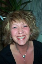 Ich bin sehr oft mit meinen Sohn 8 Jahre alt allein unterwegs machen so alles was Spass macht,aber oft fehlt mir mal ein gutes Gespräch  mit einer Freundin oder meinen Sohn ein Kumpel zum spielen. Meine Freundinen ihre Kids sind alle schon älter und haben andere Interessen. Ich bin 32 Jahre lustig,spontan,unternehmungslustig und manchmal traurig und gesrtesst.Habe eine Tochter mit 14 Jahre die mehr  oder weniger ihr Leben allein gestaltet,also ohne uns.Wenn es Dir ähnlich geht  wäre es doch supi wenn wir uns zusammen raufen würden. Gruss Barbara,Luis und Katja 