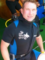 Bin 180groß,habe dunkelblonde kurze Haare ,<br>bin sportlich und von normaler Figur