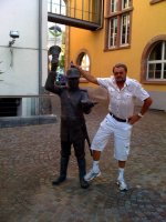 Gentleman mit (auch Herzens-) Bildung, 59/ 180/ 75, seriös, attraktiv, aktiver Sportler, weltgewandt, sensibel mit Sinn für Humor, Kunst, sehr tierlieb wünscht sich die seelenverwandte Frau für Leben und Lieben auf Mallorca.Freue mich auf Zuschriften von Damen bis 50 mit ernsthaftem Interesse.