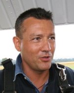 Suche hübsche, schlanke, herzliche SIE <br>für gute Freundschaft / Partnerschaft.<br>Bin attraktiver, sportlicher ER. <br>Freue mich auf Bildzuschriften aus aller Welt.<br>