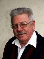 Hallo die Damen,bin ein 61 jähriger Kerl.Suche auf diesem Wege eine nette Dame zwischen 50 - 60 Jahre,die mit mir alt werden möchte. Ich bin geschieden,keine Altlasten vorhanden. Ehrlichkeit und Treue sollte für uns beide kein Fremdwort sein. Wenn du auch noch Nichtraucherin bist,das wäre ideal. Bin Koch von Beruf und habe viele Interessen,z.B. Malerei, Musik,fremde Kulturen u.s.w. Wer traut sich und schreibt mir.